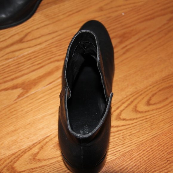 Cutout Ankle Boot - Picture 5 of 7